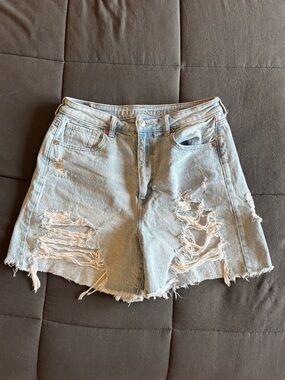 American Eagle Distressed Light Wash Relaxed Mom Short 6